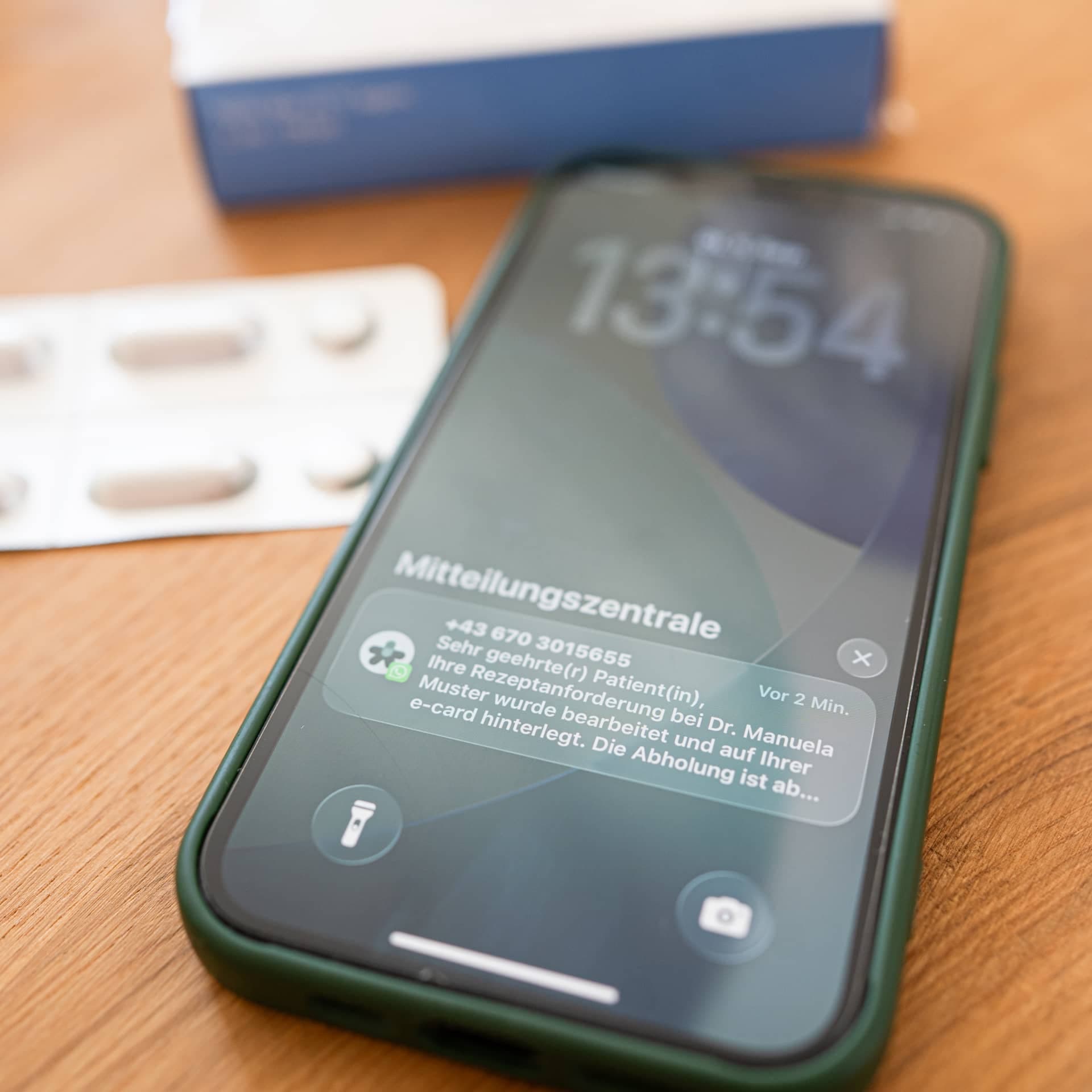 Patient:in erhält Benachrichtigung am Smartphone